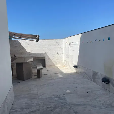 Dorms & Doubles פניש